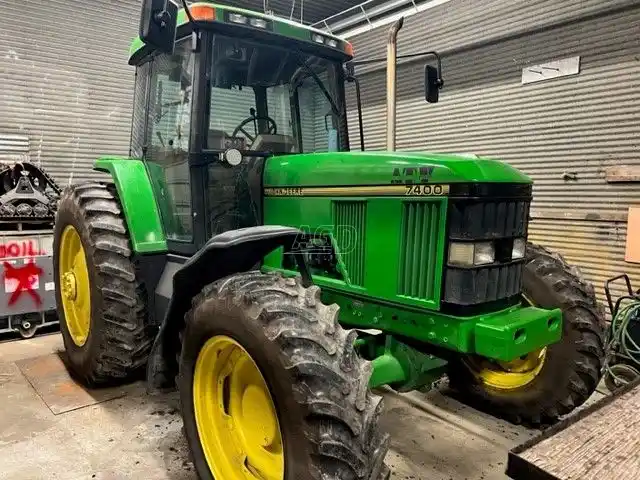 John Deere 7400