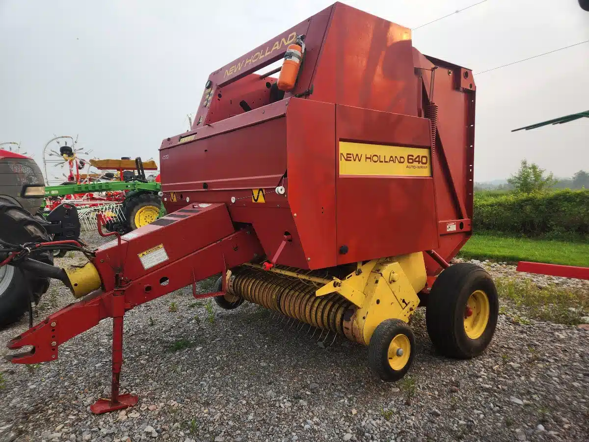New Holland 640
